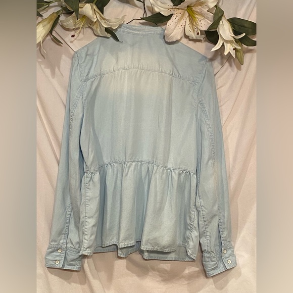 Caslon. Size S. Light chambray weekend top. - Picture 2 of 5